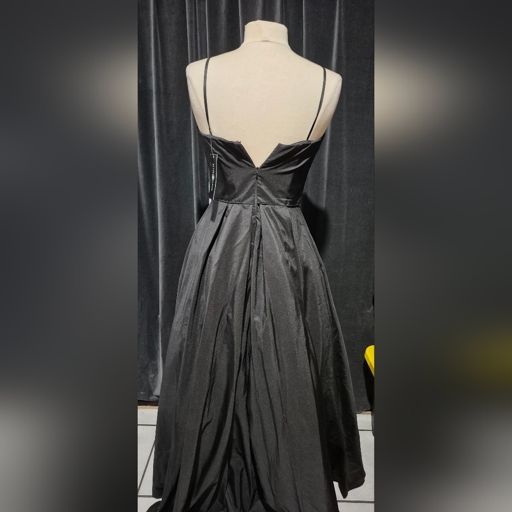 Elegant Black Evening Dress - Picture 4 of 7
